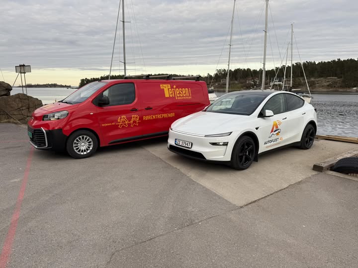 Autofleet AS – hvit bil med logo og kunde-firmabil side om side
